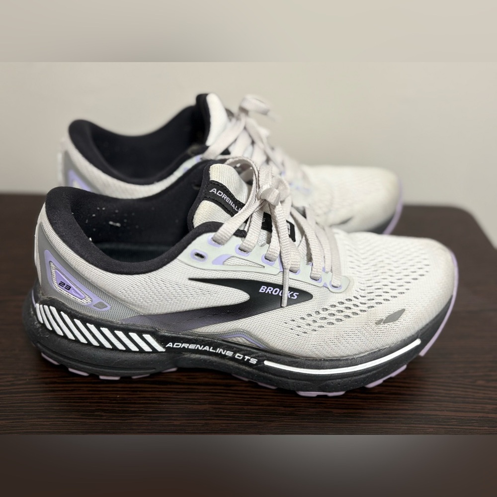 Brooks Adrenaline GTS 23 Athletic Shoes White Black Mesh Design